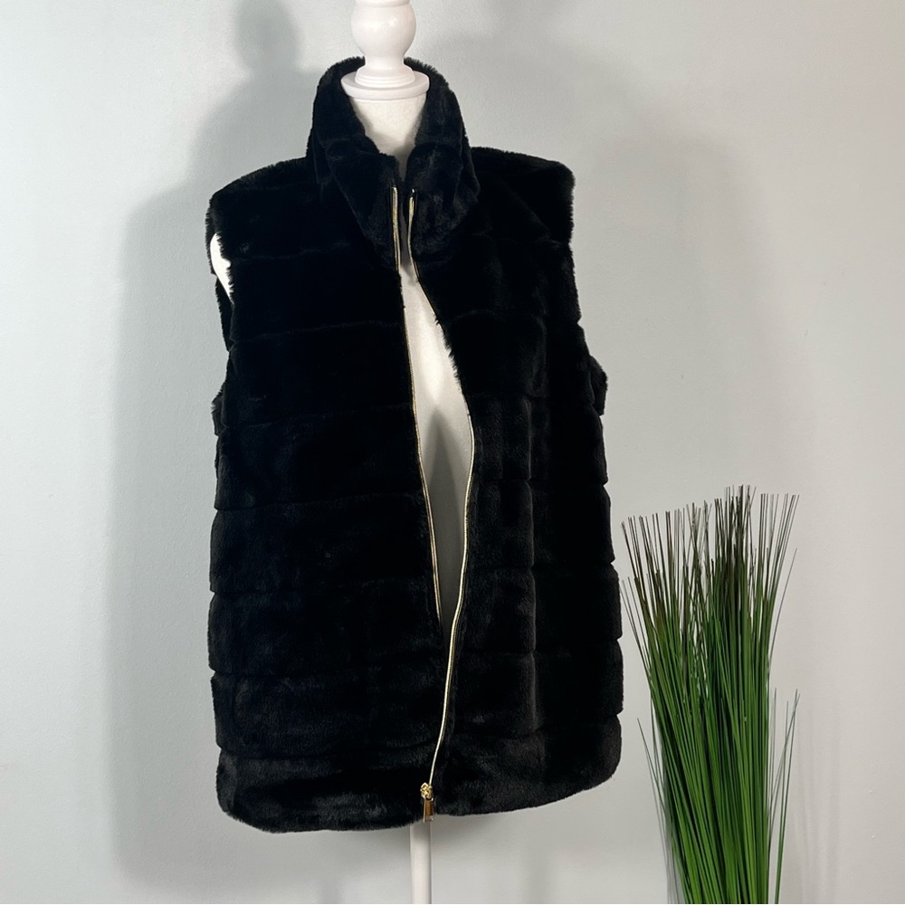 Crown & Ivy Black Faux Fur Vest With Gold Zipper